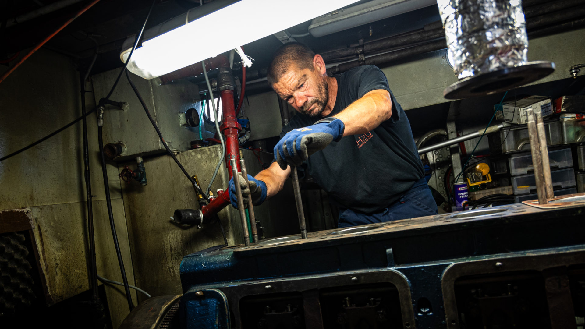 mécanicien dans la cale moteur