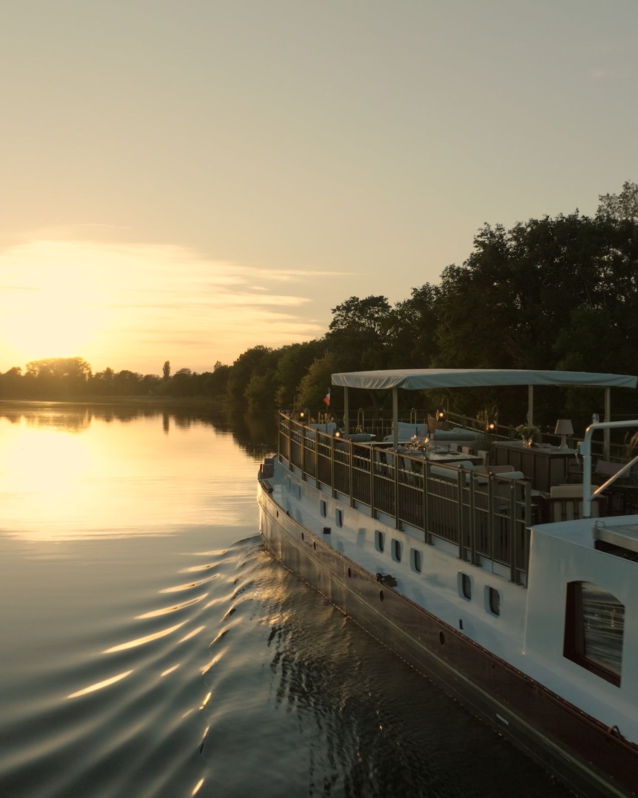 couché de soleil sur une péniche hôtel